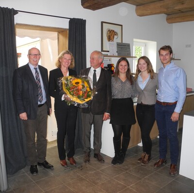 Präs. Schwetje gratuliert Margarete, Gernot, Johanna, Catharina und Jan-Berend Lingens (v. l.)