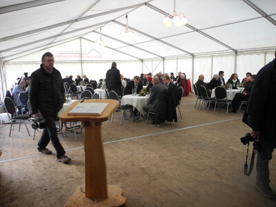 Nach dem Rundgang versammelten sich die etwa 100 G&auml;ste im eigens aufgebauten Zelt