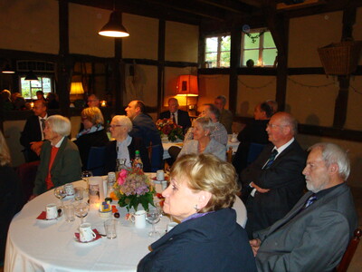 Die G&auml;ste lauschen den Worten von Minister Meyer